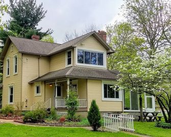 1890 Victorian Home in Country Setting, conveniently located - Tallmadge - Gebouw
