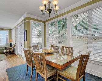 Boardwalk 115 by Wild Dunes, with Amenities - Isle of Palms - Eetruimte