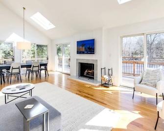 Private, Sun Filled, Amazing Location in Sagaponack - Sagaponack - Living room