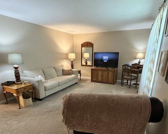 N E W Cozy 2 Bedroom Hermitage in Historic Ashtabula Harbor - Ashtabula - Living room
