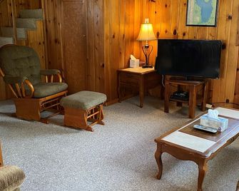 Beautiful Year-Round Home on the South Shore of Hubbard Lake - Spruce - Living room