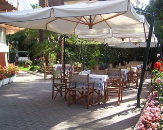 Hotel Escorial - Cervia - Patio