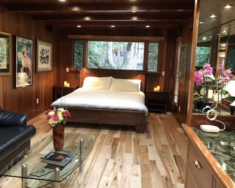 Pebble Beach Towne and Country Cottage Retreat - Pebble Beach - Bedroom