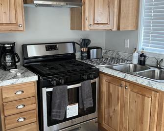 Cozy Cabin on working cattle ranch, close drive to Crater Lake, peaceful, quiet - Chiloquin - Küche