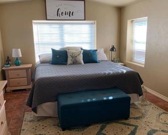 Cozy hill country retreat steps away from Guadalupe River - Hunt - Bedroom