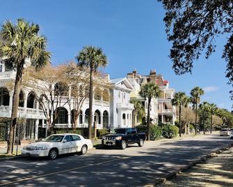 Lovely 2 BD Cottage halfway between sandy beaches and historic Charleston - Mount Pleasant - Building