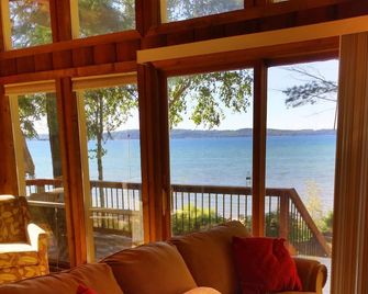 Waterfront, kayaks included. Spectacular Views Of The Bay, Pet Friendly - Williamsburg - Living room