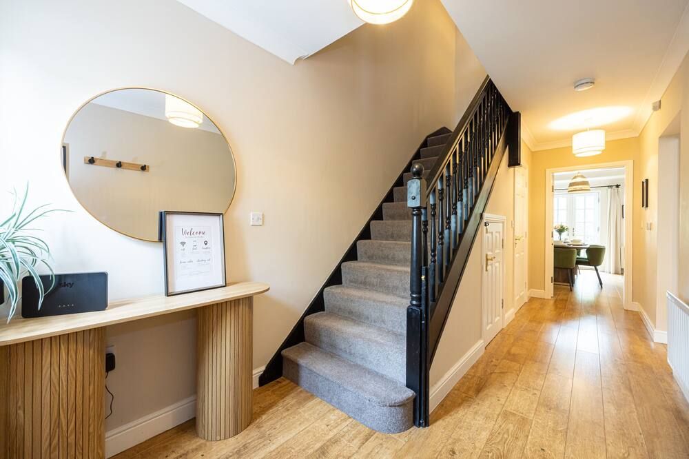 Luxury Spacious 3-Bed City Oasis Just 10 Mins from Centre with Free Parking - مانشستر - سلالم