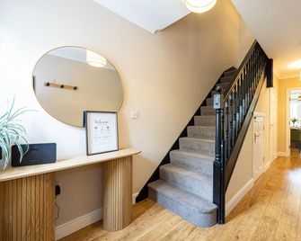 Luxury Spacious 3-Bed City Oasis Just 10 Mins from Centre with Free Parking - Mánchester - Escaleras