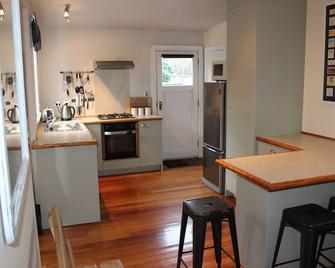 Character cottage stone's throw from The Square - Martinborough - Küche