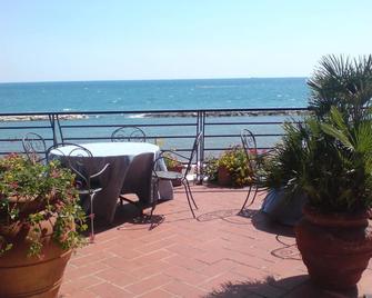 Low Cost Well Equipped Apartment in Stunning Coastal town of Formia - Formia - Balcone