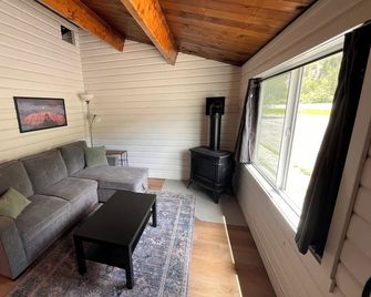 Cozy Nest Cabin - Crowsnest Pass - Living room