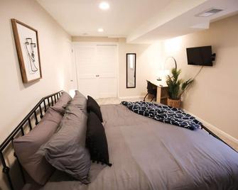 Cozy Spacious Home Near Dt, Ski, Sled & Skate Parks - Minneapolis - Bedroom