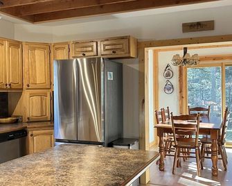 Premier Cottage Getaway-Acorn Grove, Pentwater, MI - Pentwater - Kitchen