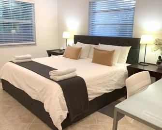 Sunny and Bright South Cottage - Quiet and Central - Fort Lauderdale - Bedroom