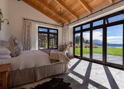 Mt Cook Lakeside Retreat - Twizel - Bedroom