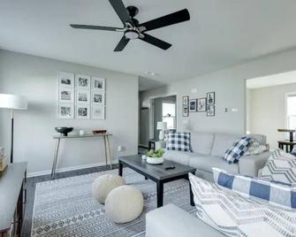 Modern, Spacious Whole Unit Traveler's Home! - Fort Wayne - Living room
