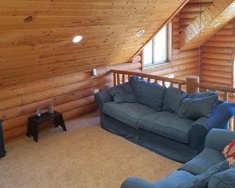 Creek Side Mountain Cabin Retreat - Mount Pleasant - Living room
