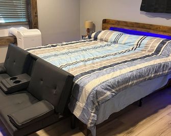 Boonville House on the Hill 2 bedroom fully furnished apartment - Boonville