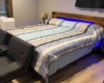 Boonville House on the Hill 2 bedroom fully furnished apartment - Boonville