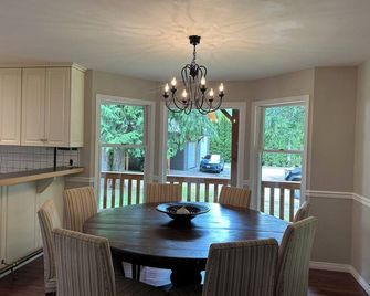 Charming 4-Bedroom Home in Bella Coola - Hagensborg - Dining room