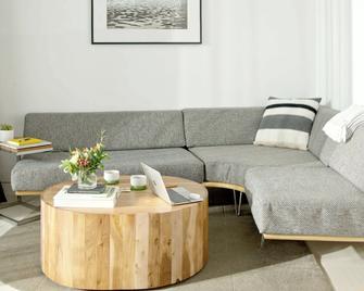 Frame Hotel - Treehouse - Austin - Wohnzimmer