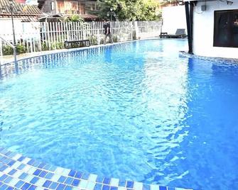 Vangvieng Rock Backpacker Rooftop Hostel - Vang Vieng - Pool