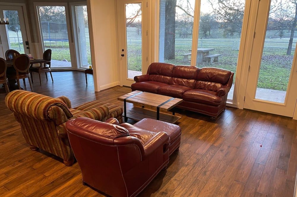 Modern farmhouse retreat between DFW and Houston. - Fairfield - Huiskamer