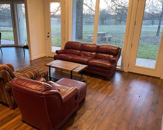 Modern farmhouse retreat between DFW and Houston. - Fairfield - Huiskamer