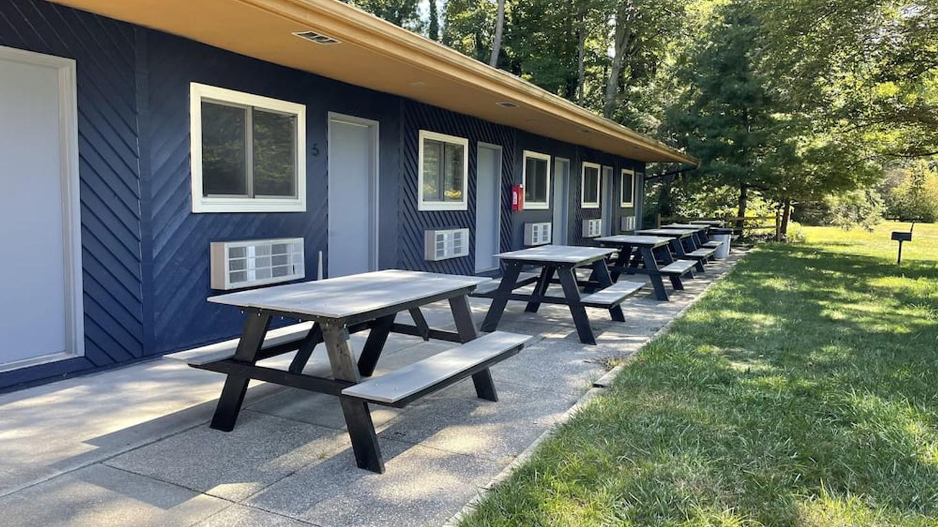 Lake Bluff Inn and Suites