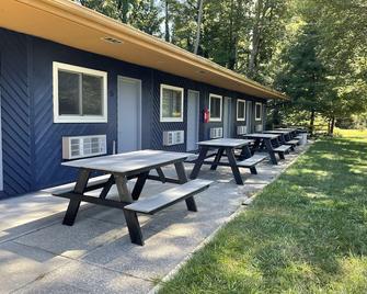 Lake Bluff Inn and Suites - South Haven - Terasa