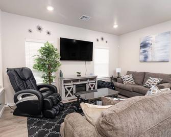 Edmond Oasis: Luxury Retreat w/ Massage Chair and Mortal Combat Arcade - Edmond - Living room