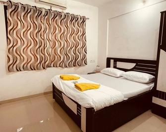 Chic 1-bedroom apartment in brilliant Daman with WiFi, AC - Daman - Bedroom