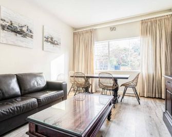 Avemore Vredehof 1 with backup power - Stellenbosch - Living room