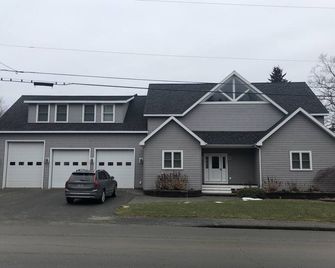 Beautiful spacious family home, close to town, golf course, & shoppingbrbrbrbr - Northeast Harbor - Building