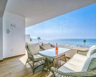 122-Luxury Beachfront Apartment, Views and Pool - Mijas - Balkong