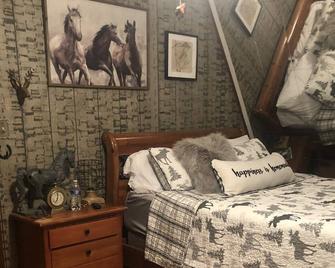 Cozy cabin in downtown Lewisburg WV close to snowshoe sky resort - Lewisburg - Bedroom