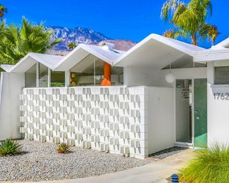 Folded-Plate Roof - Palm Springs - Building
