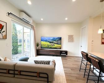 Small Town Luxuries - Orting - Living room