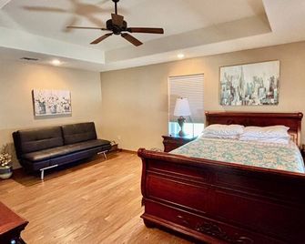 Country Solitude! Sleeps 10! - Atoka - Bedroom