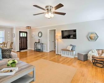 Modern Southern Comforts Home Near Charleston - Mount Pleasant - Oturma odası