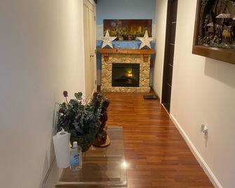 A private Attic apartment with everything included. - Worcester - Hallway