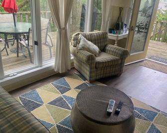 Lake Michigan Cottage - Steps away from the Beach! Monthly + Rental - Holland - Living room