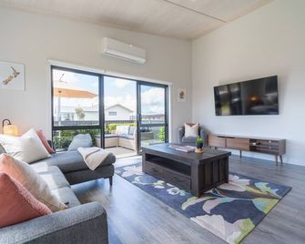 Pounamu Paradise - Te Anau Holiday Home - Te Anau - Living room