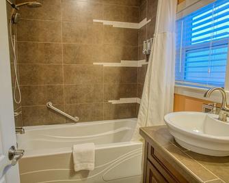 Palm Hotel - Ashland - Bathroom