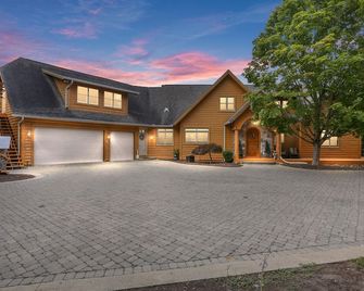 Lakefront, golf course - 'The San Angelo Lodge' - Kimball - Building