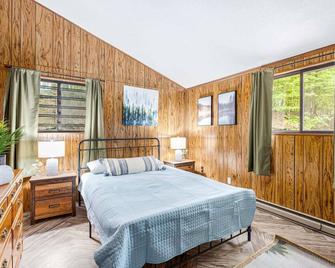 Modern w Fire Pit, Deck, Grill Games - Berkeley Springs - Bedroom