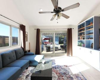 Pristine Poway Retreat - Poway - Living room