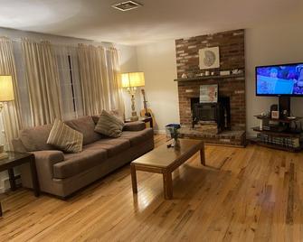 A Cozy Cape house steps to Restaurants & Beaches ~1.4 miles down scenic roads - West Yarmouth - Living room