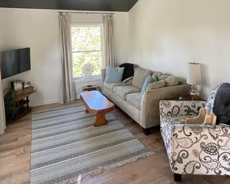 Stay at this comfortable loft at St. Albans Bay! - Saint Albans - Living room
